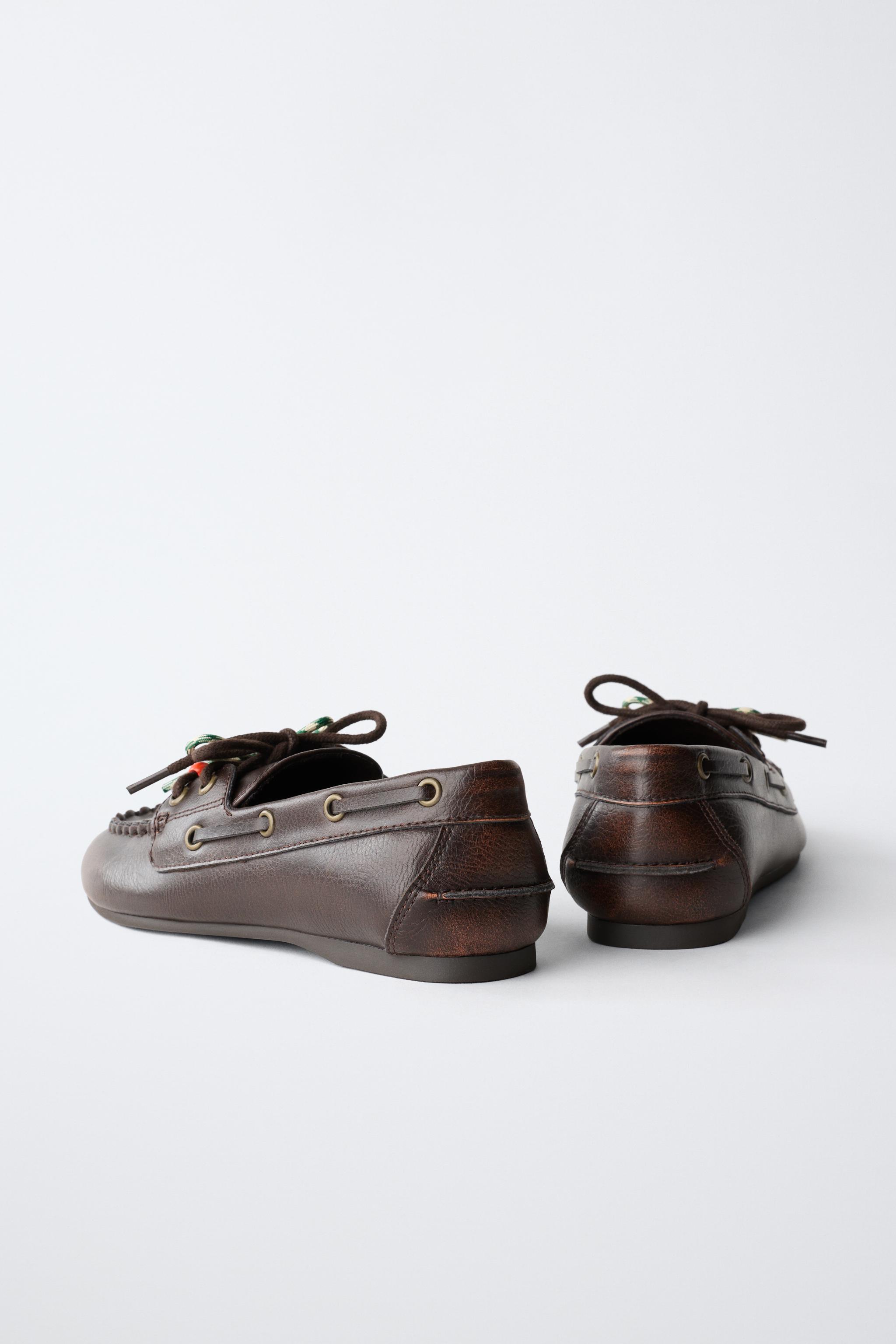 LACE-UP BOAT SHOES