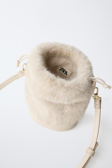 FAUX SHEARLING BUCKET BAG - Ecru White de Zara - Image 4
