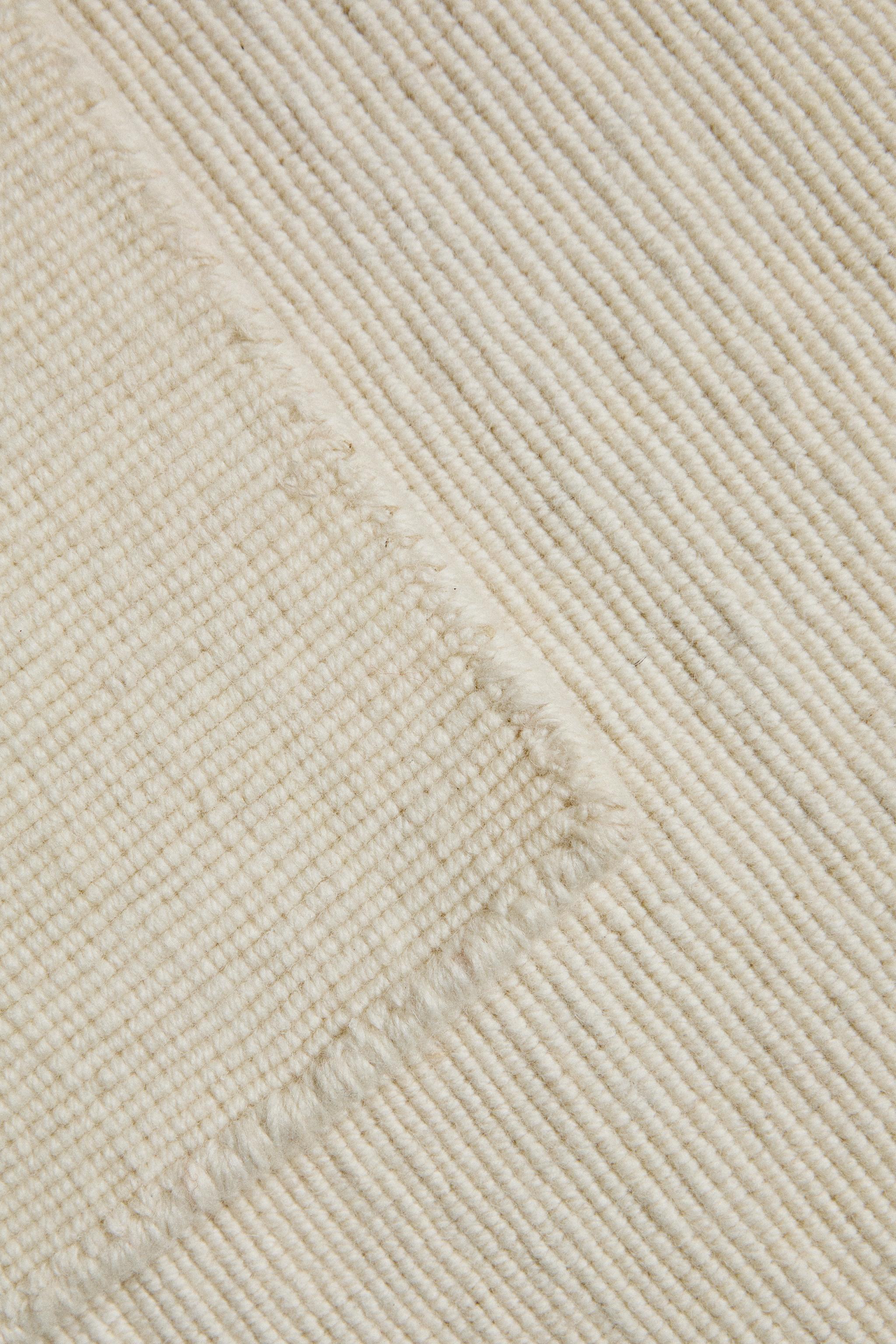 WOOL AREA RUG WITH SCALLOPED LINES