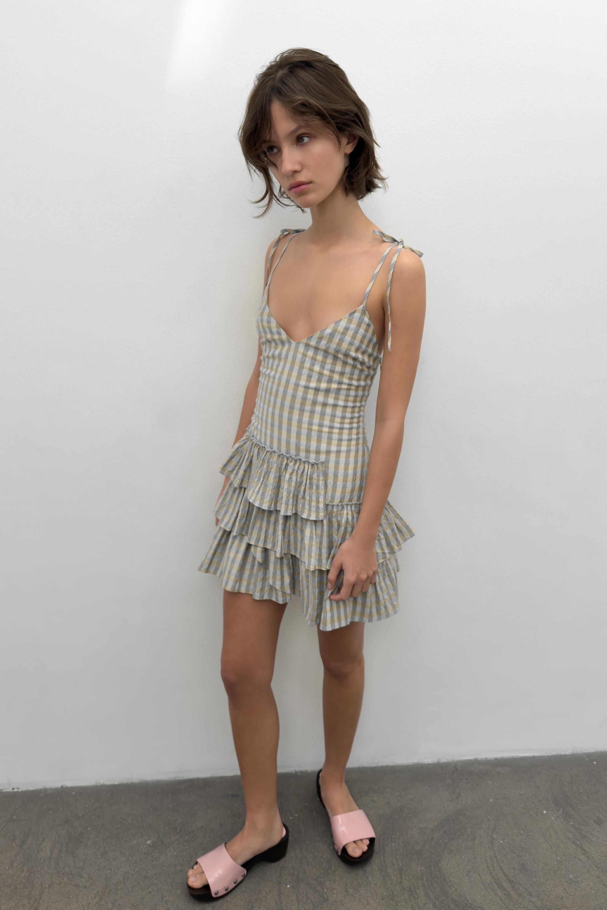 ROBE COURTE À CARREAUX ET VOLANTS