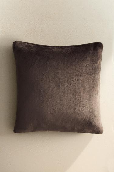 Zara FAUX FUR THROW PILLOW COVER - Dark brown