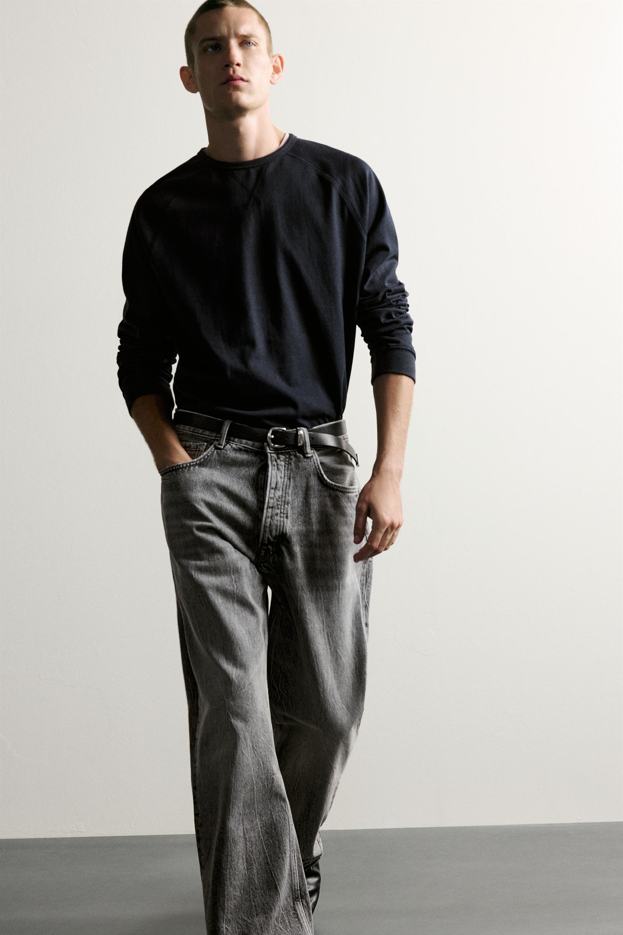 LOOSE-FIT JEANS