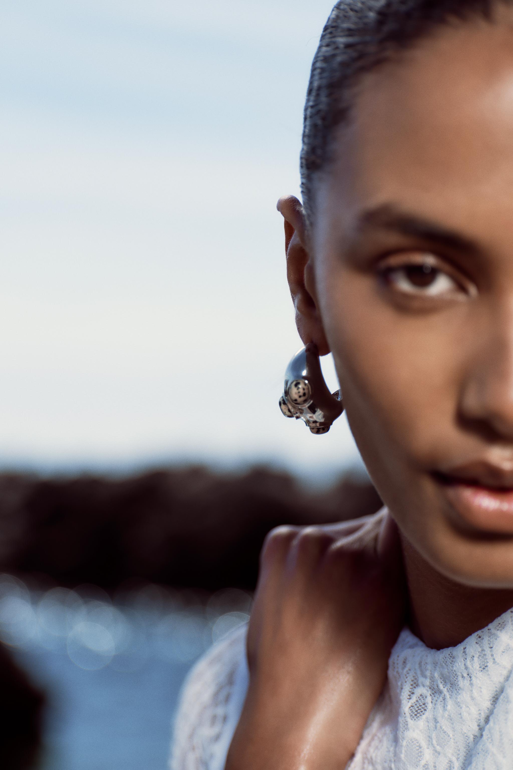 METAL EARRINGS WITH STONE