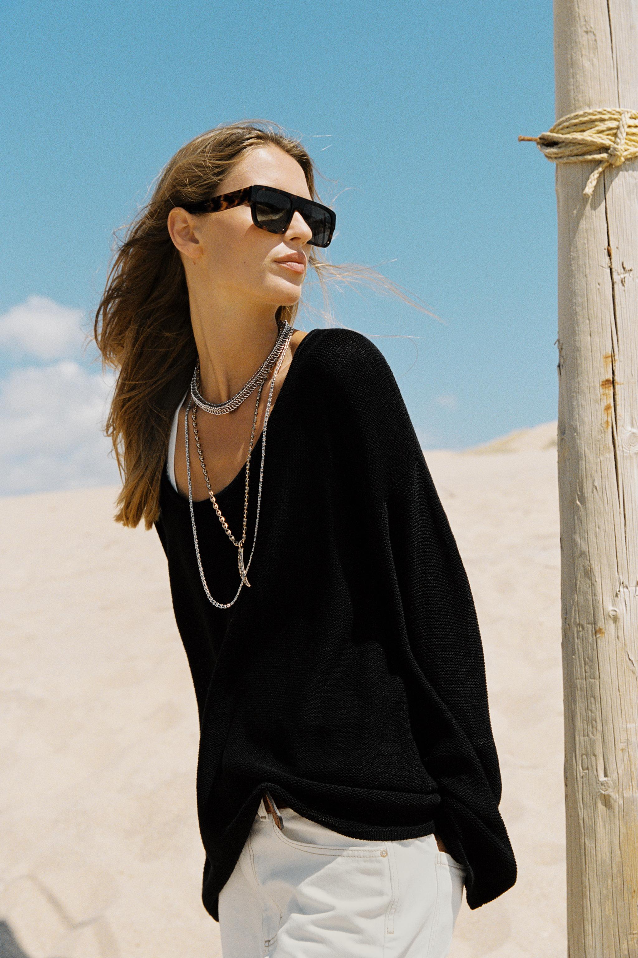 ROUND NECK KNIT SWEATER — Black