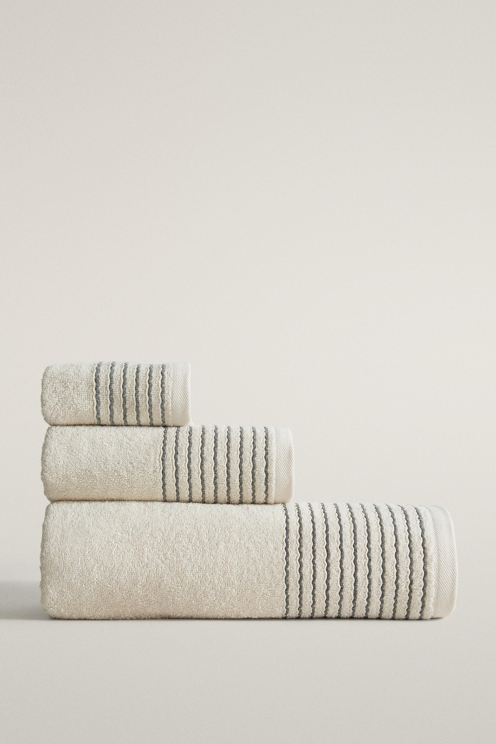 BATH TOWEL WITH PLEATED BORDER