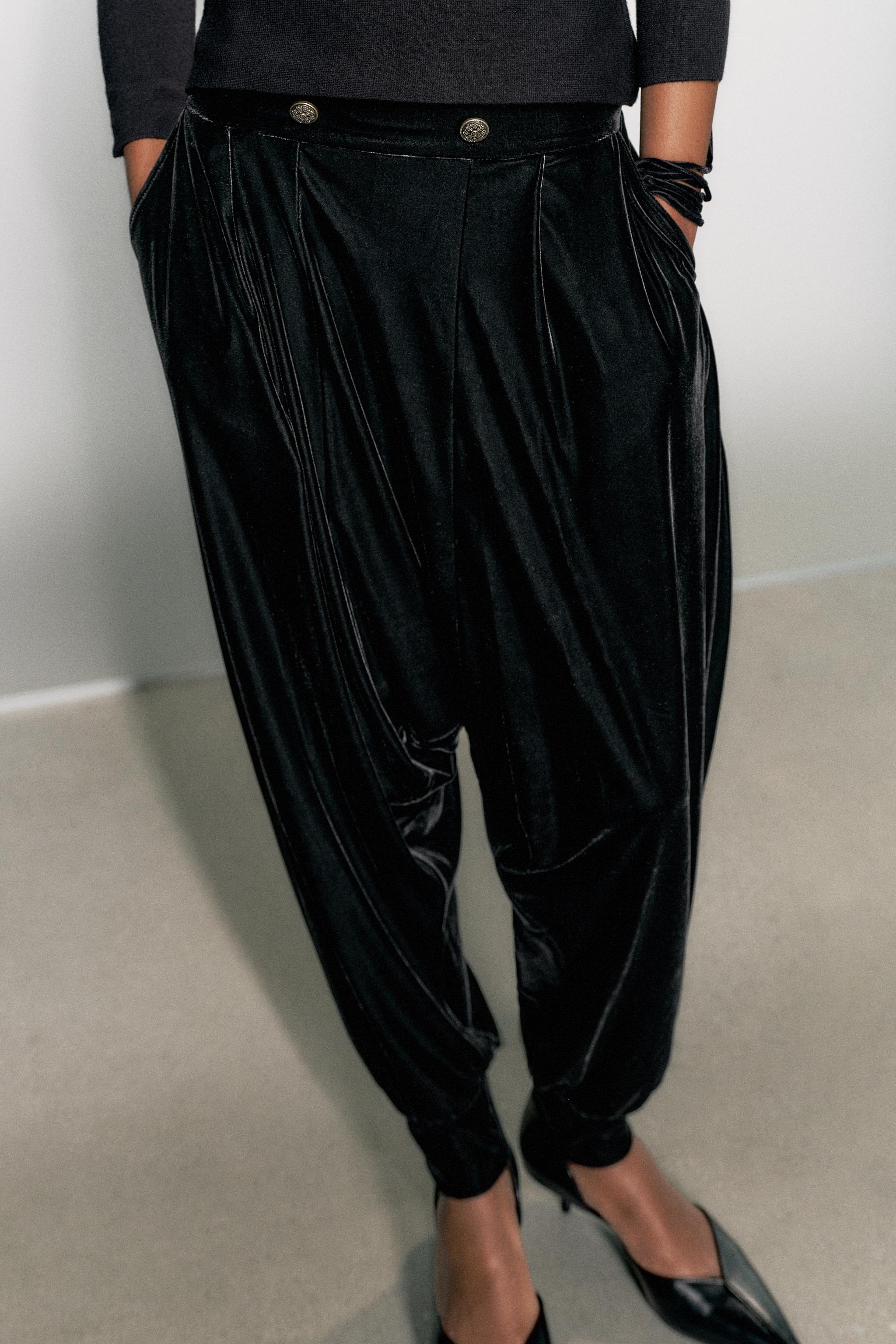 VELVET BUTTON BALLOON PANTS