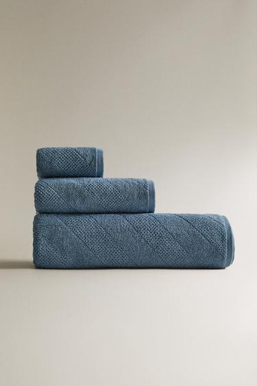SERVIETTE DE BAIN TEXTURE DIAGONALE - bleu-poudré de Zara
