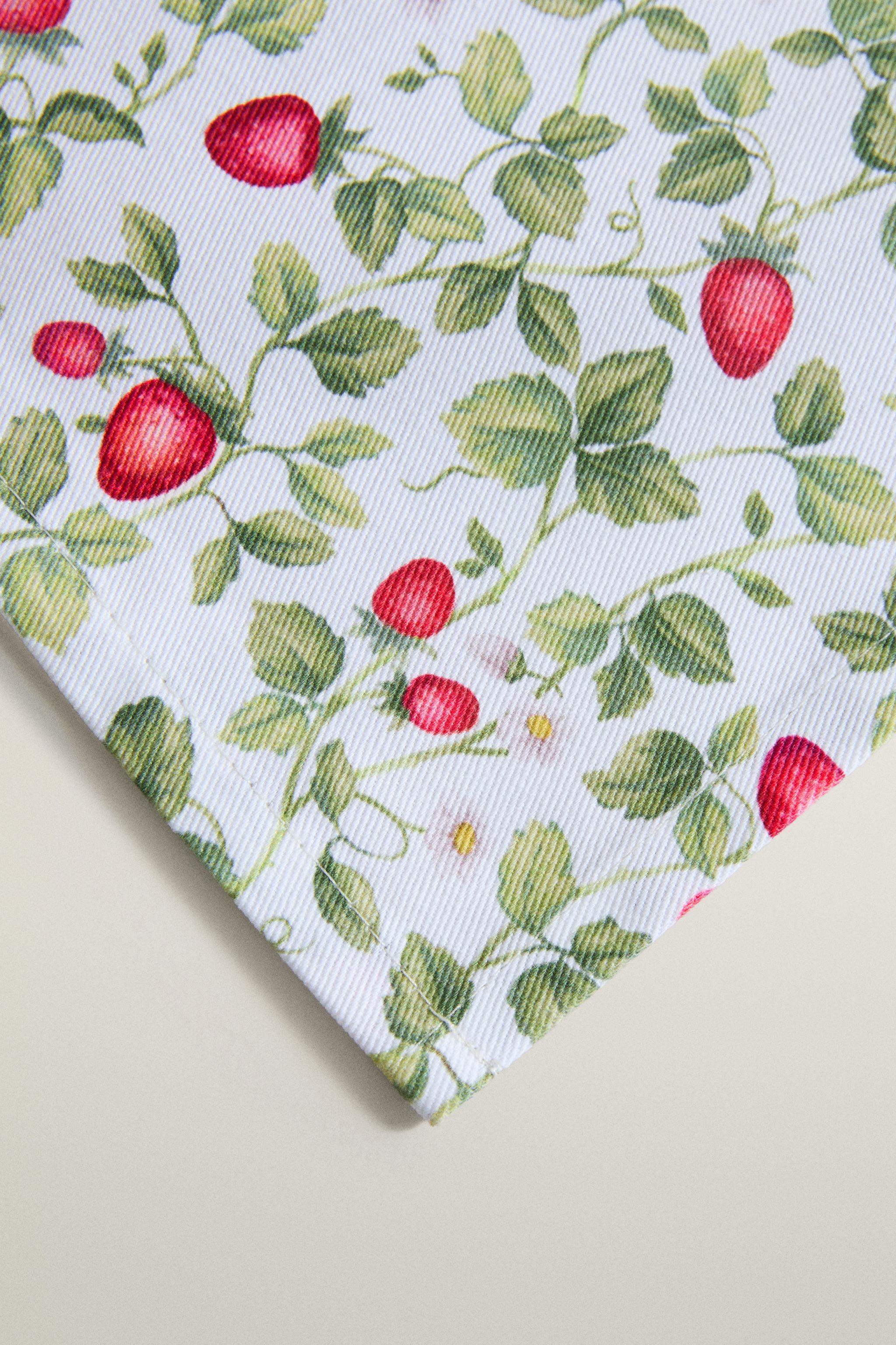 STRAWBERRY RESIN-COATED COTTON TABLECLOTH