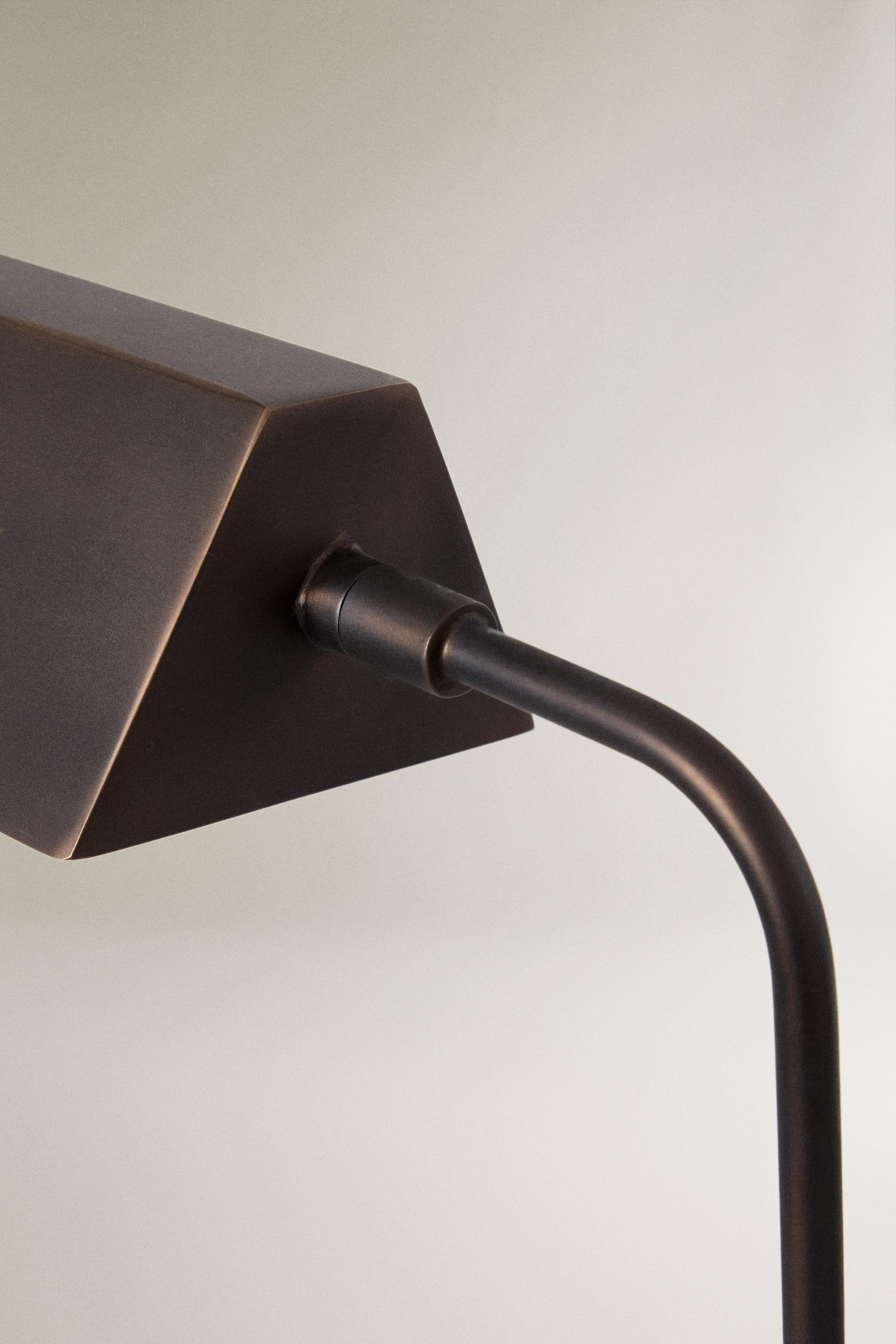 ADJUSTABLE FLOOR LAMP — Black