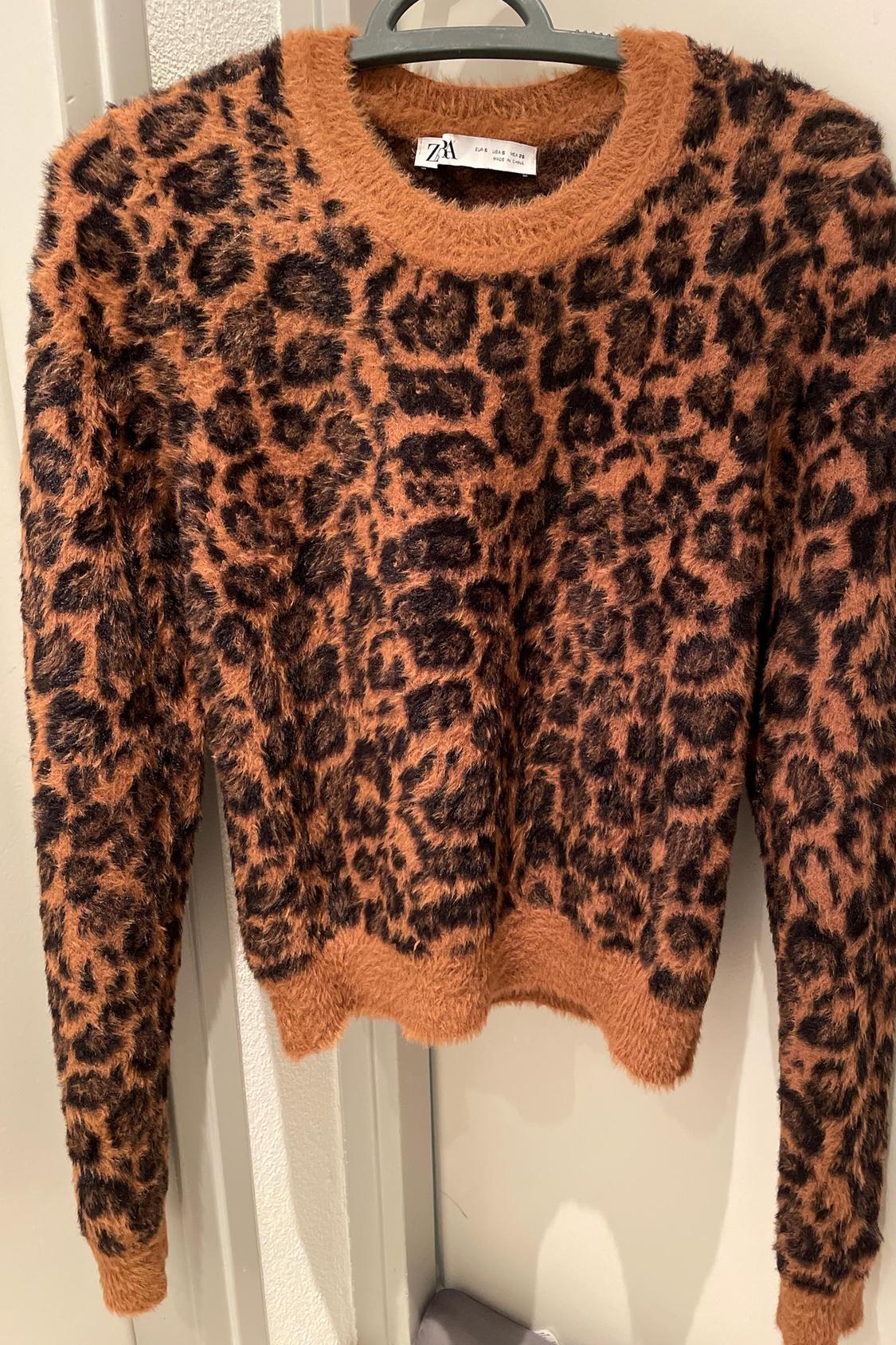 ANIMAL PRINT SWEATER