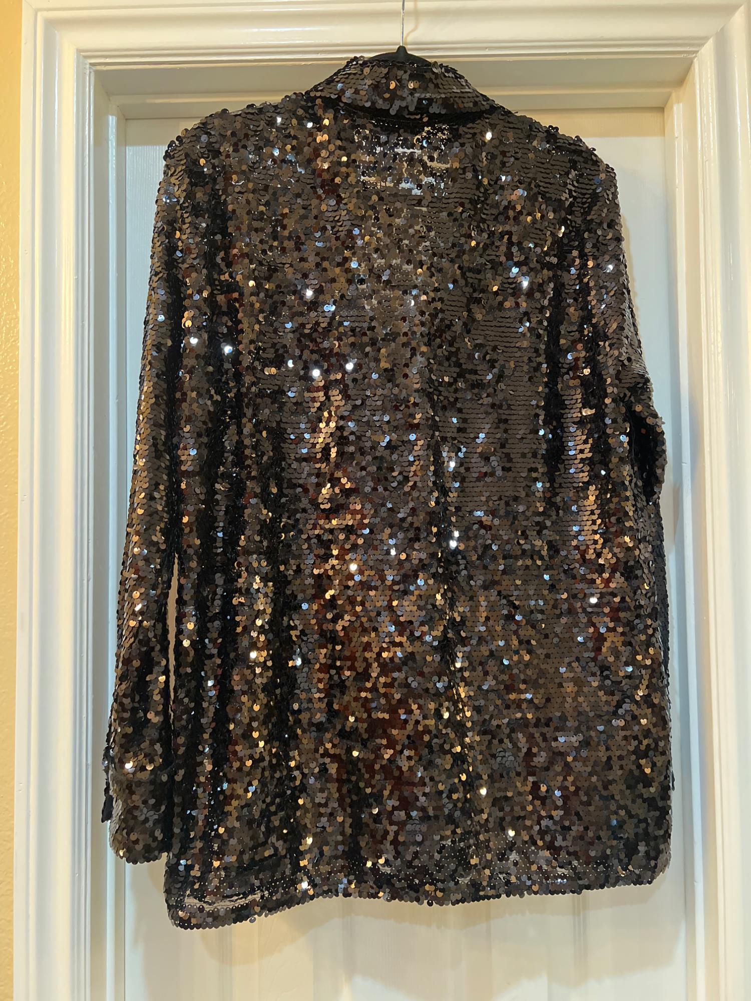 Blouse with V-neck lapel collar with long cuffed sleeves. Side vents at hem.