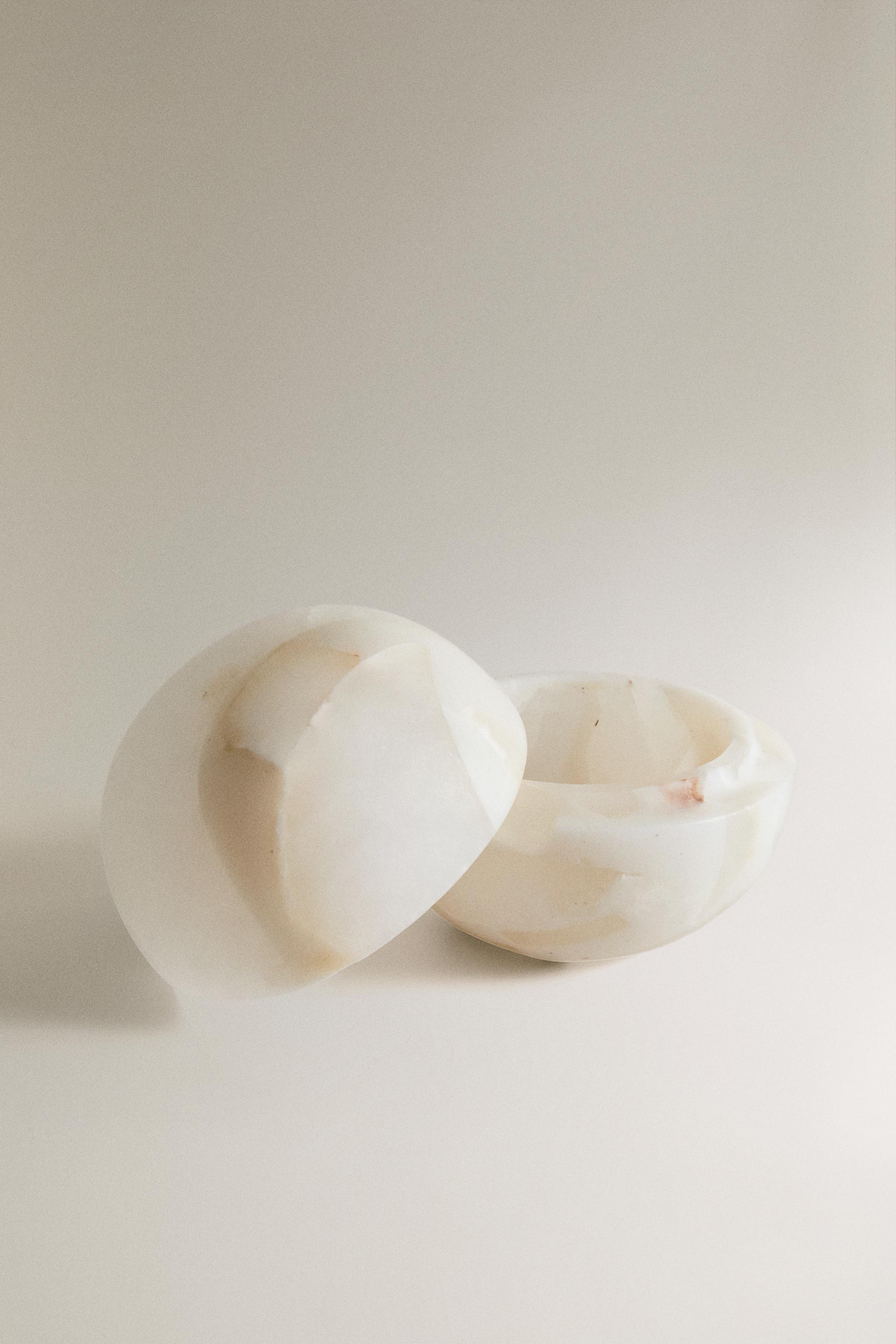 ALABASTER RESIN BATHROOM JAR — Light beige