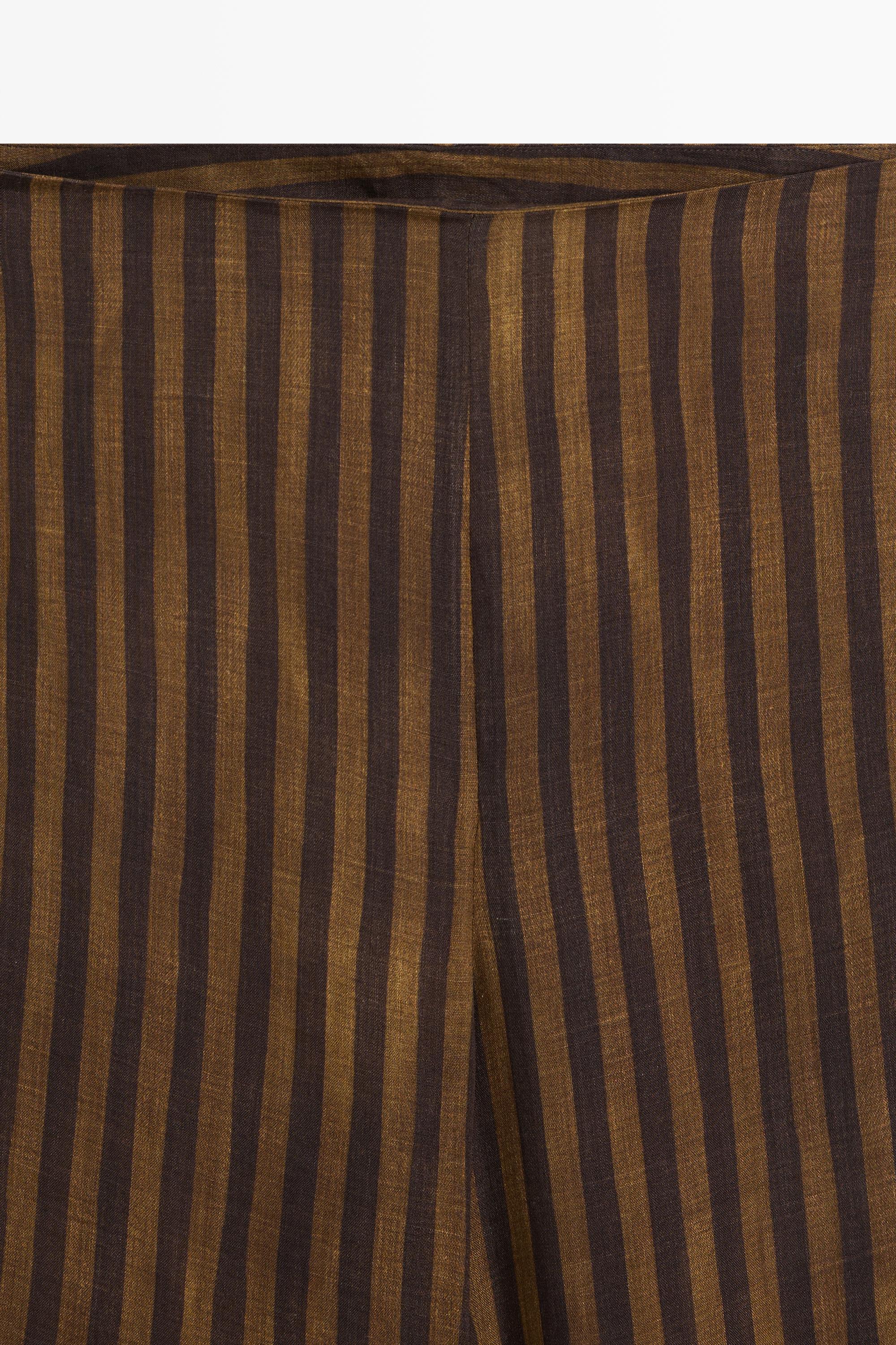 Flowing striped pants with button hem total look