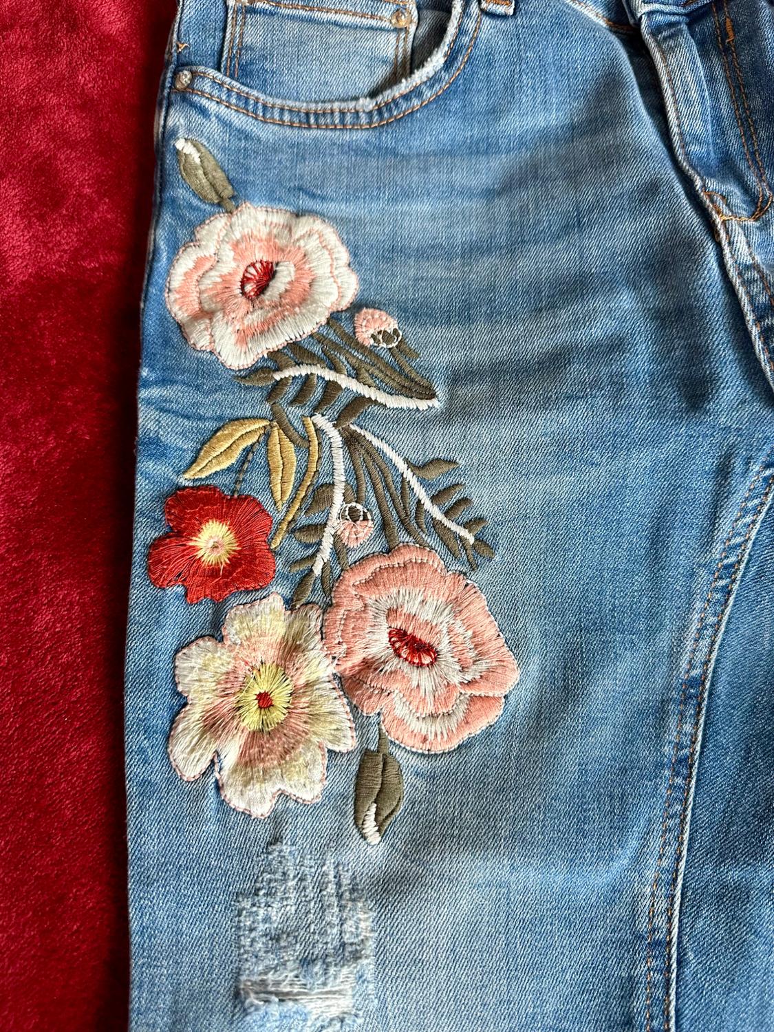 JEANS CON BORDADOS - Image 4