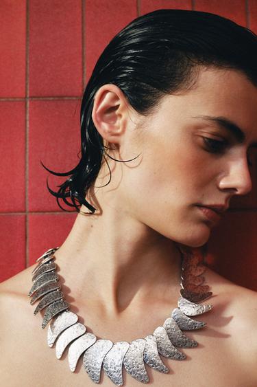 KYYNELENMUOTOISILLA METALLILAATOILLA SOMISTETTU KAULAKORU - Silver Zaralta