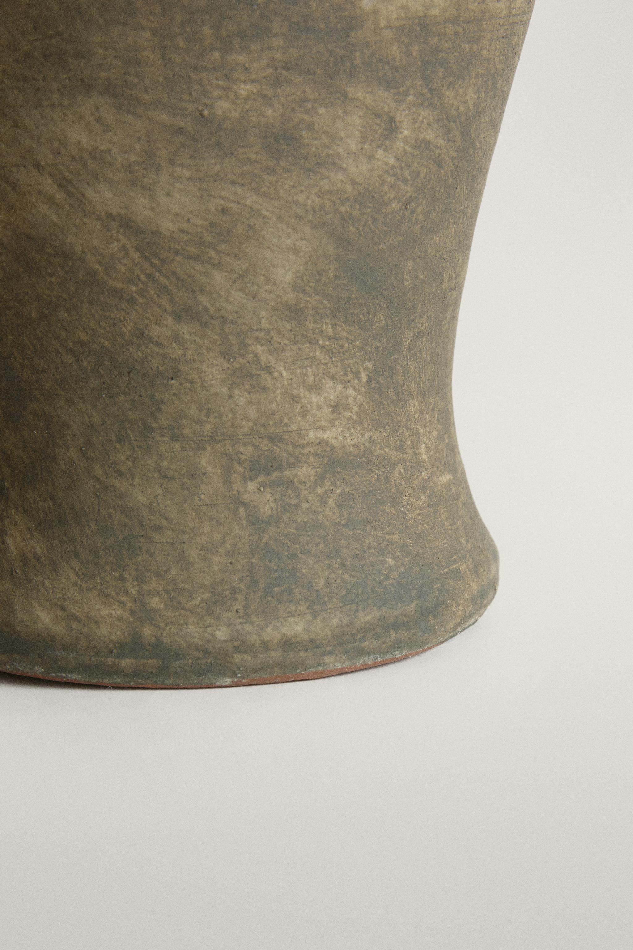 DECORATIVE CERAMIC TEXTURED VASE