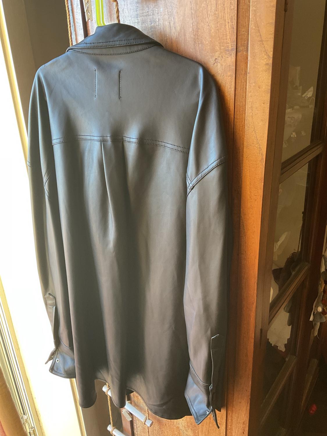OVERSHIRT ΜΕ ΥΦΗ ΔΕΡΜΑΤΟΣ - Image 2
