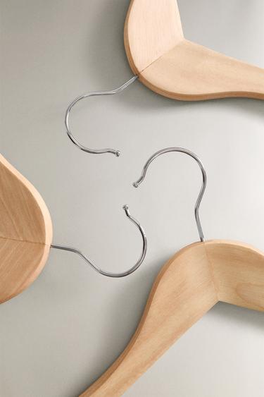 LACQUERED WOODEN HANGER (SET OF 3) - Light beige by Zara - Image 2