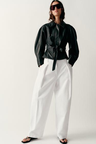 CHAQUETA CINTURÓN EFECTO PIEL - Negro / Blanco de Zara