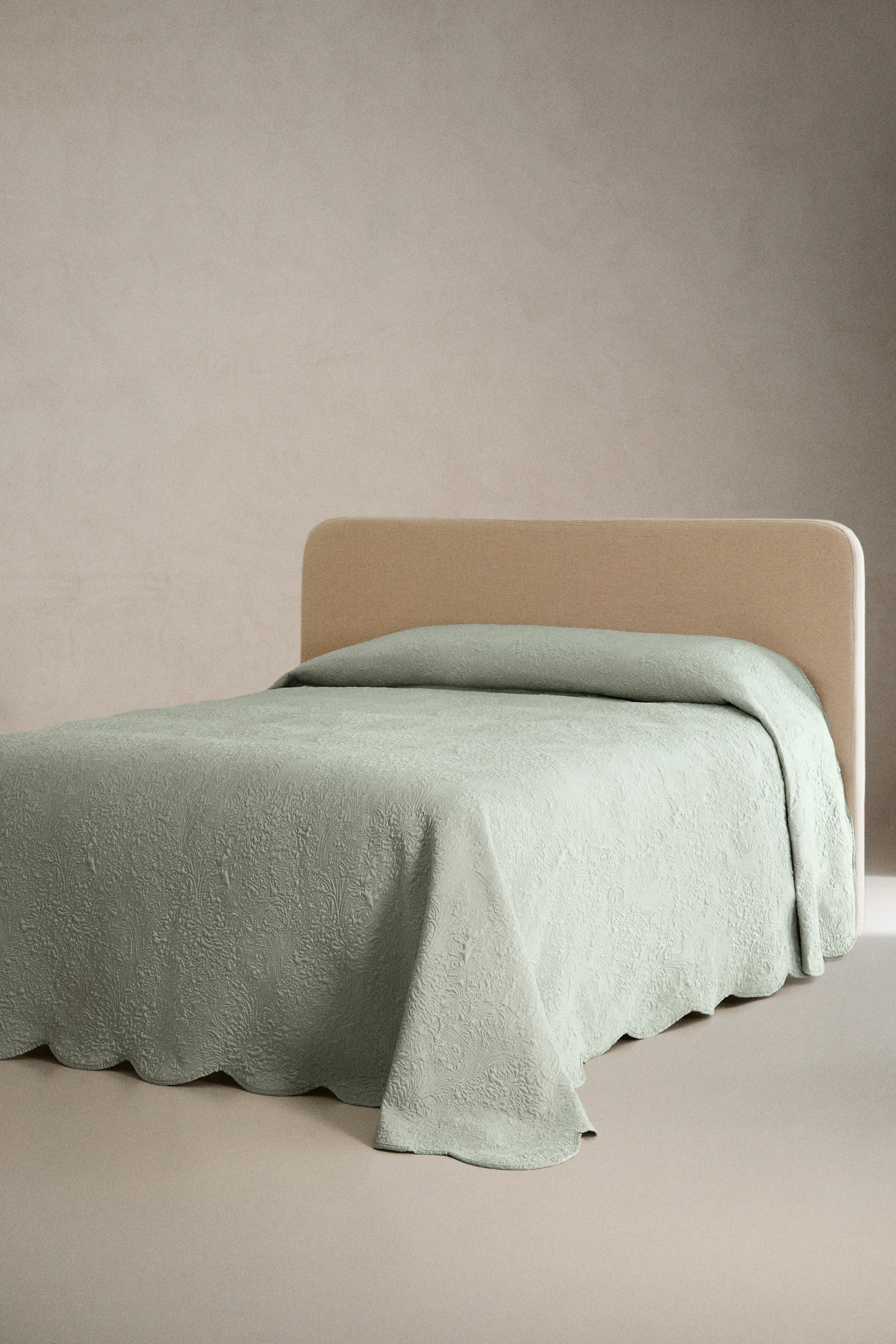 SCALLOPED FLORAL QUILTED BEDSPREAD — Light green
