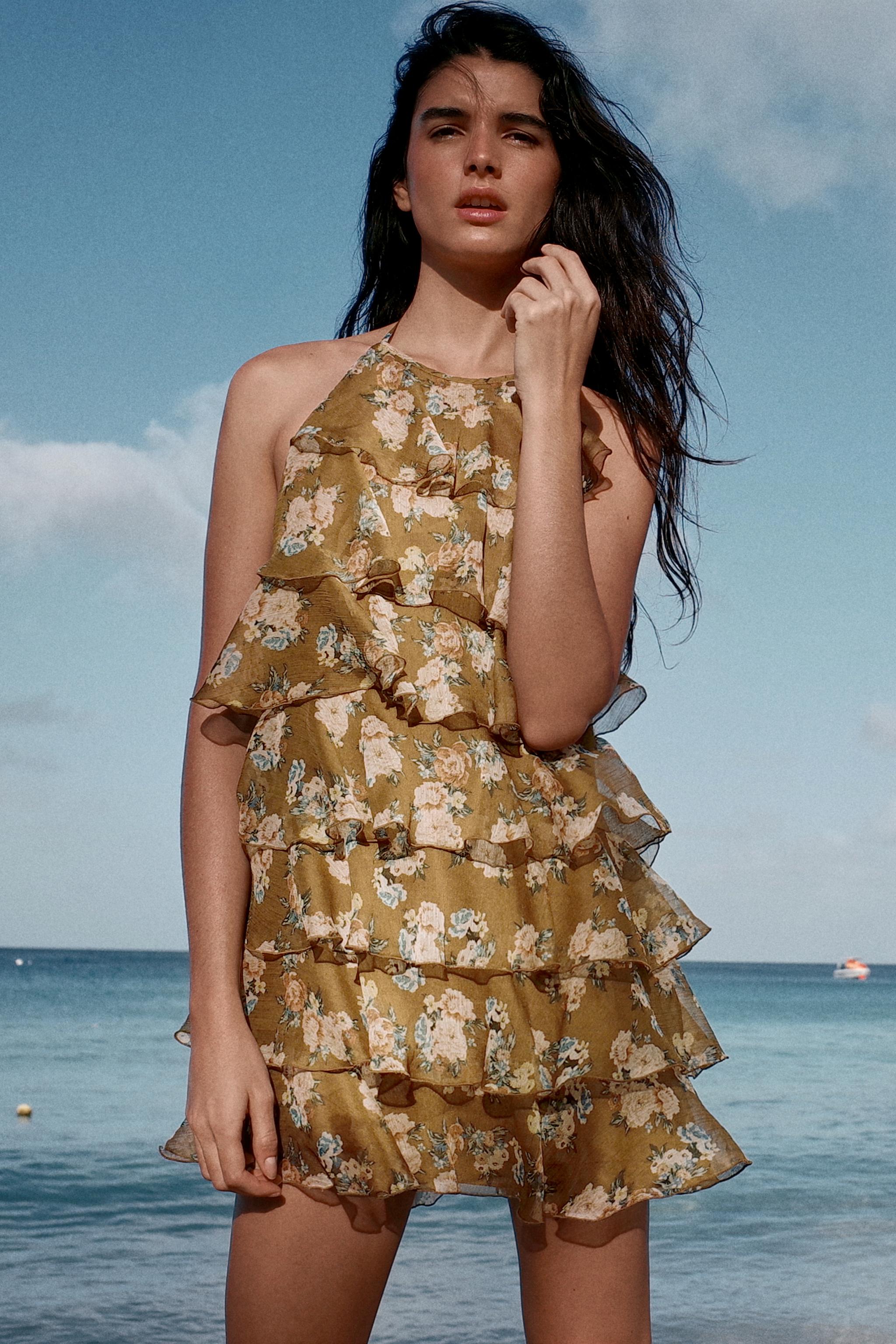 ROBE À VOLANTS ET FLEURS