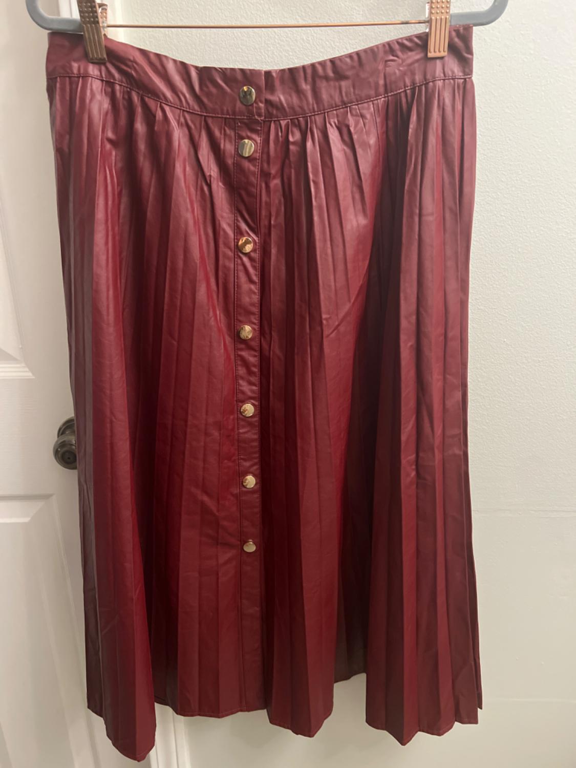 PLEATED BUTTONED SKIRT