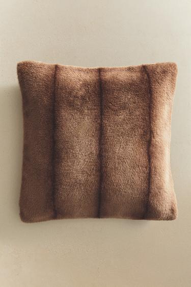 OMBRÉ FAUX FUR CUSHION COVER - Beige by Zara