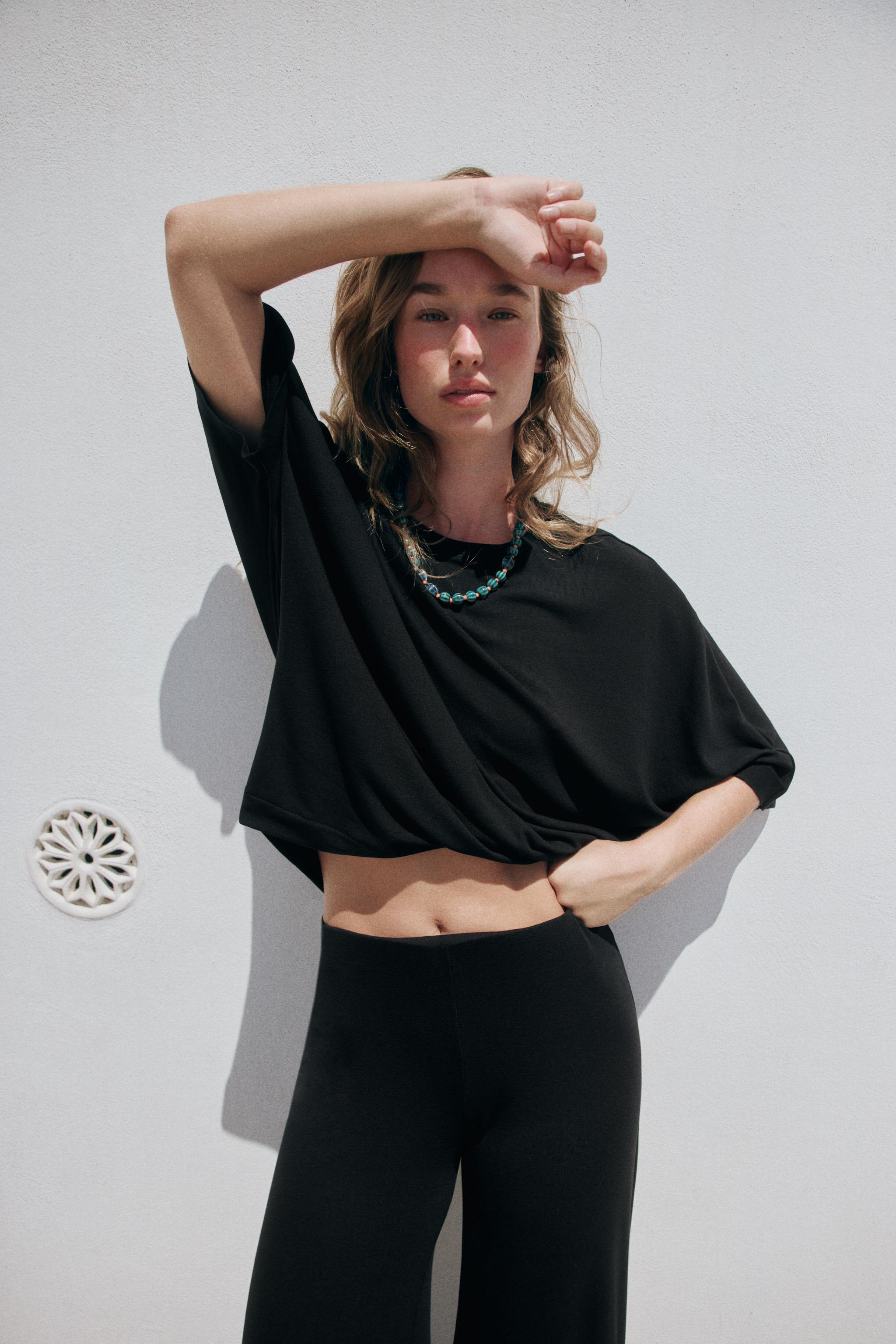 FLOWY OVERSIZED T-SHIRT — Black