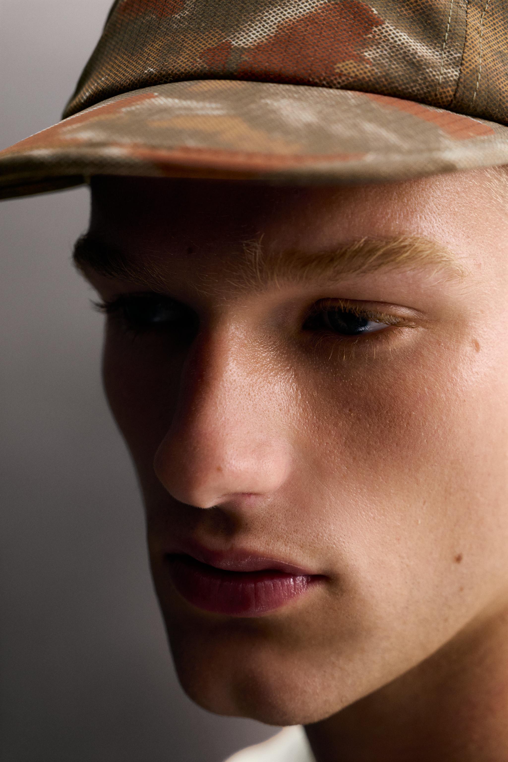 CASQUETTE TECHNIQUE LÉGÈRE À IMPRIMÉ ABSTRAIT