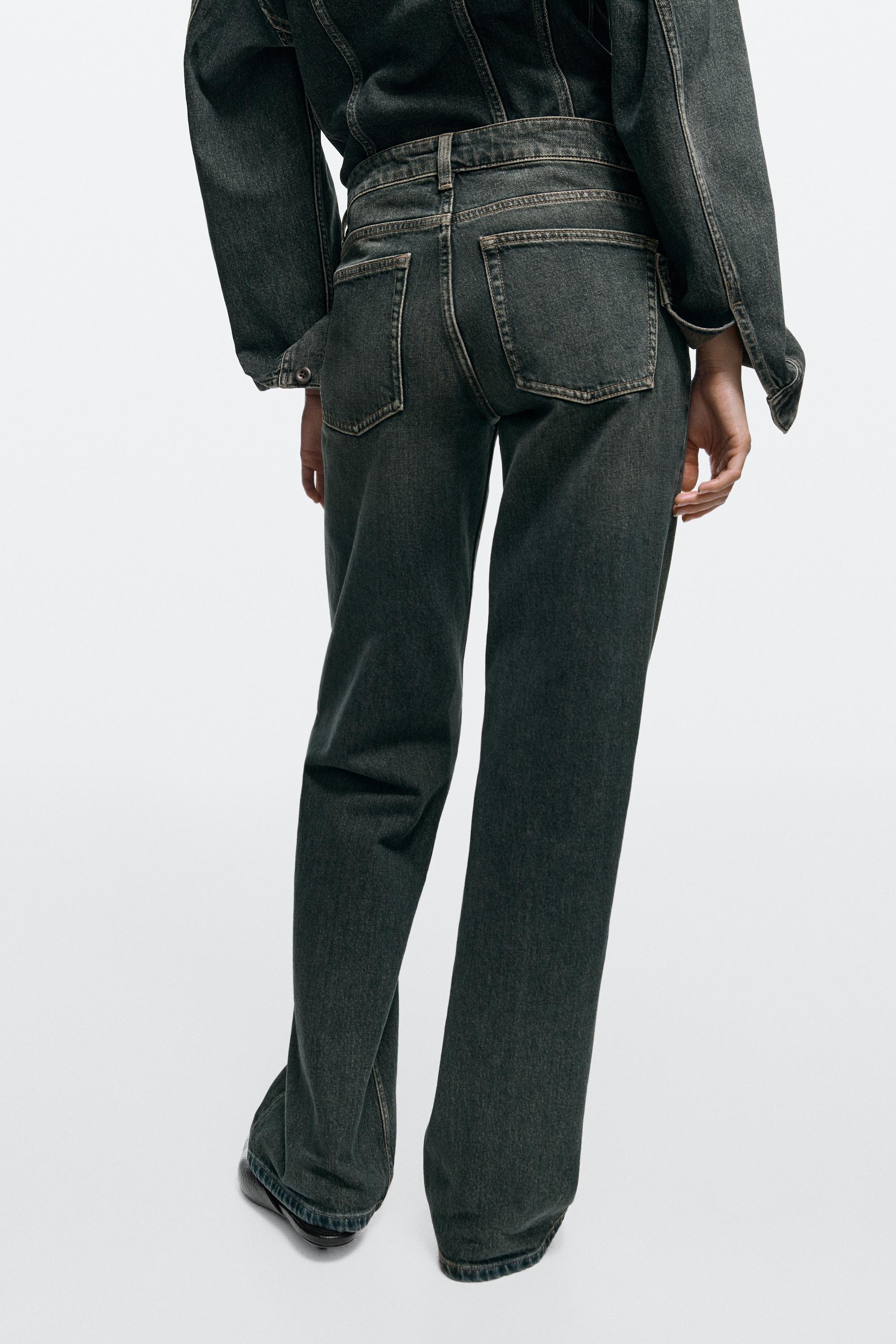 Low-rise straight-leg jeans total look