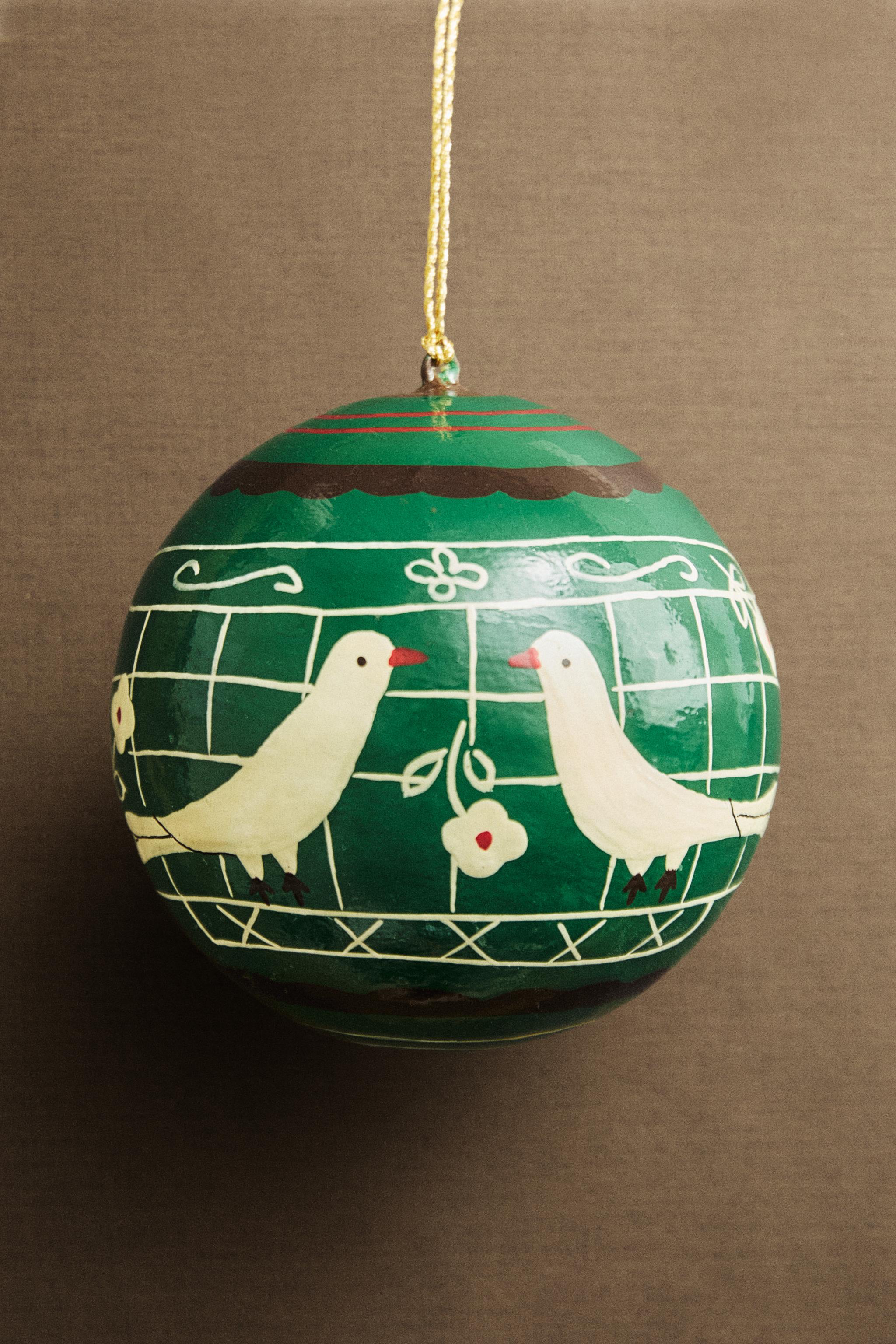 CHRISTMAS TREE BALL ORNAMENT WITH HENS AND FLOWERS