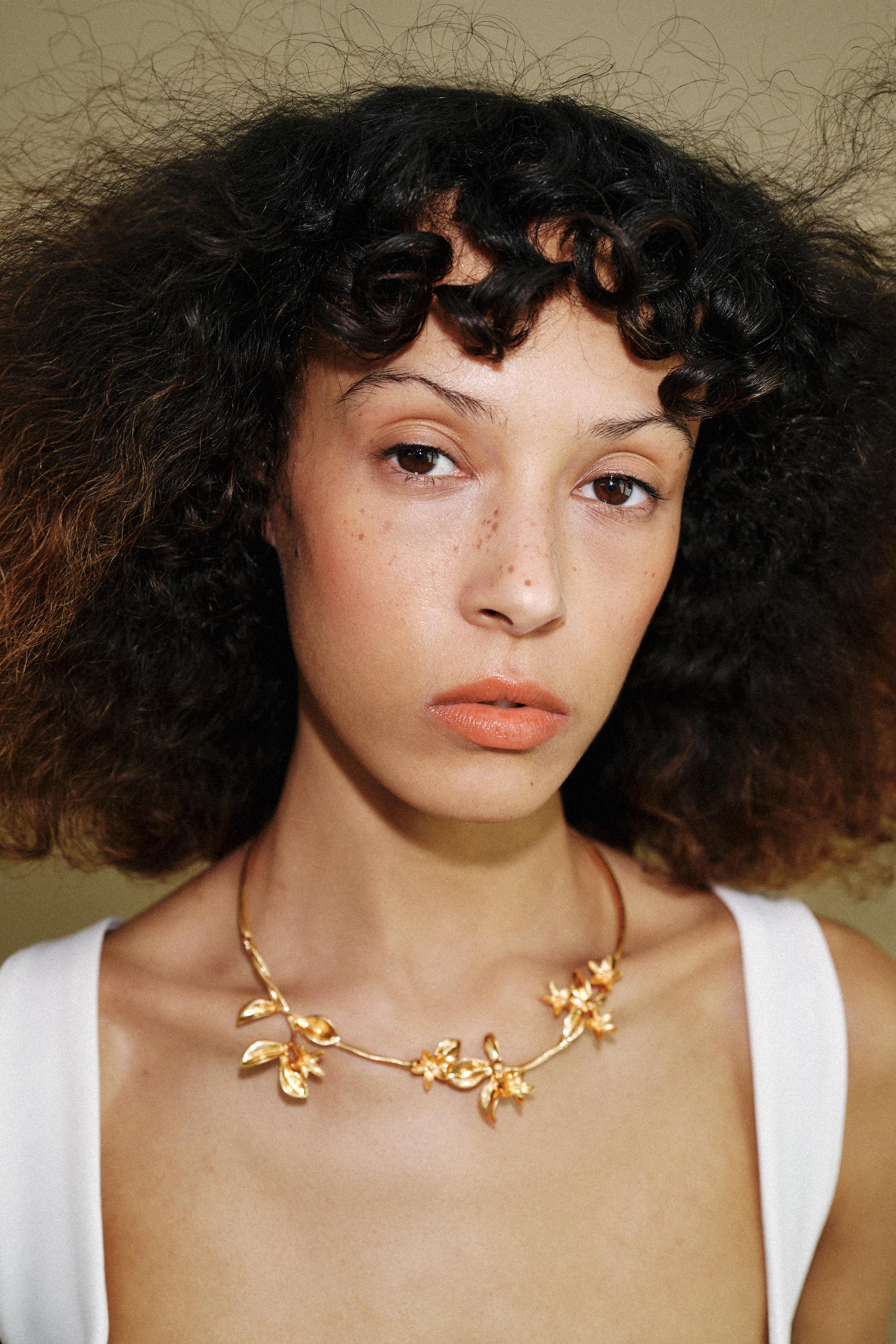 COLLIER RAS-DE-COU FLEURS