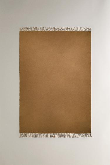 FRINGED DECORATIVE THROW - camel by Zara