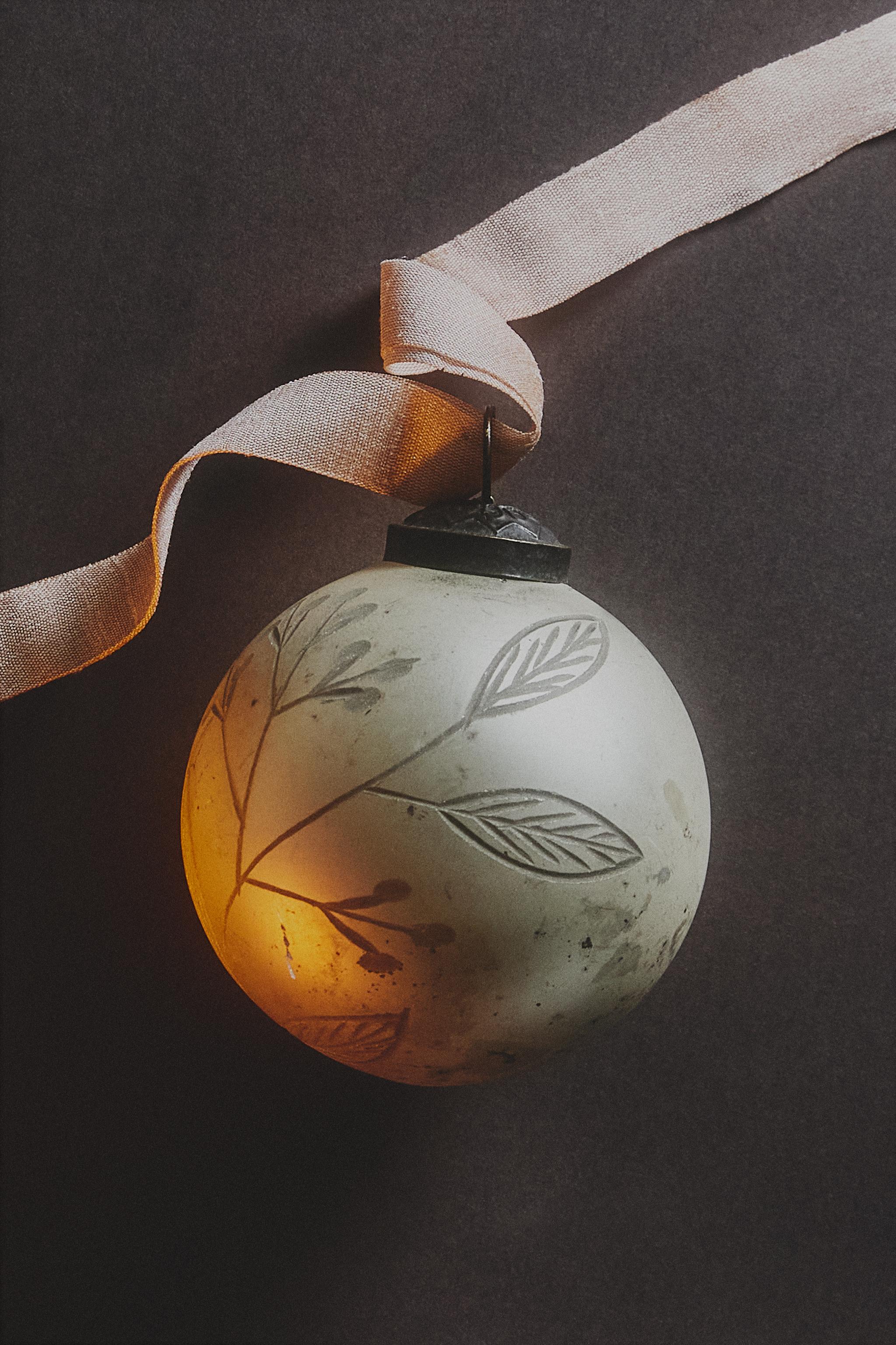 MATTE CHRISTMAS TREE BALL ORNAMENT WITH LEAF DETAILS