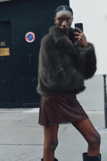 КЪСО ПАЛТО С ИЗКУСТВЕН КОСЪМ И ЗАКОПЧАВАНЕ С ВРЪЗКИ - Тъмновъгленовосиво от Zara