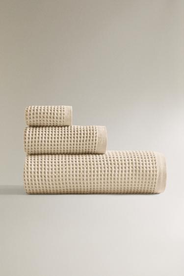 WAFFLE-KNIT COTTON BATH TOWEL - Light beige by Zara