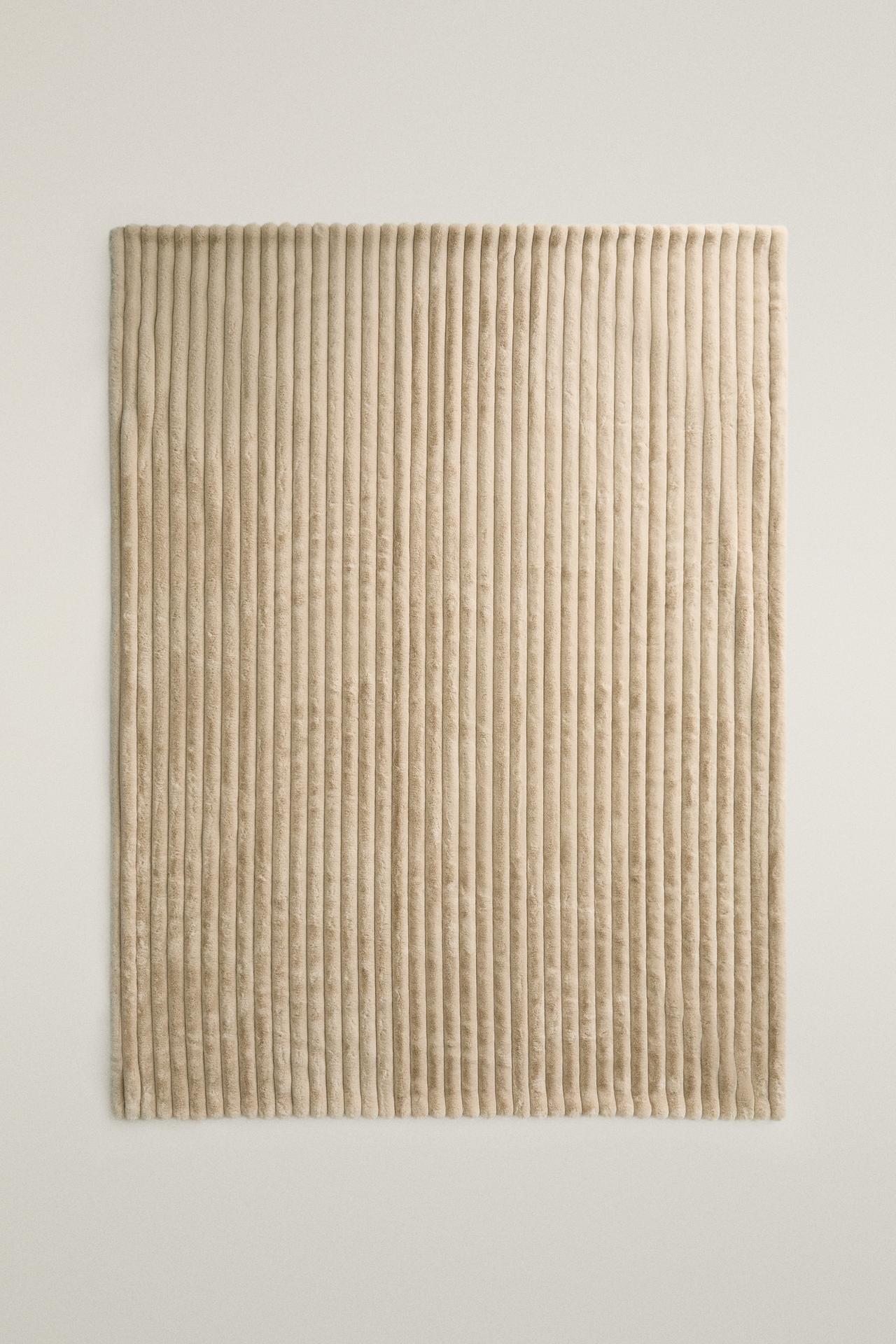 TUBULAR RELIEF FUR BLANKET