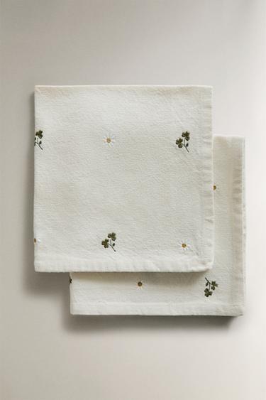PACK OF EMBROIDERED CLOVER AND DAISY NAPKINS (PACK OF 2) - Ecru by Zara