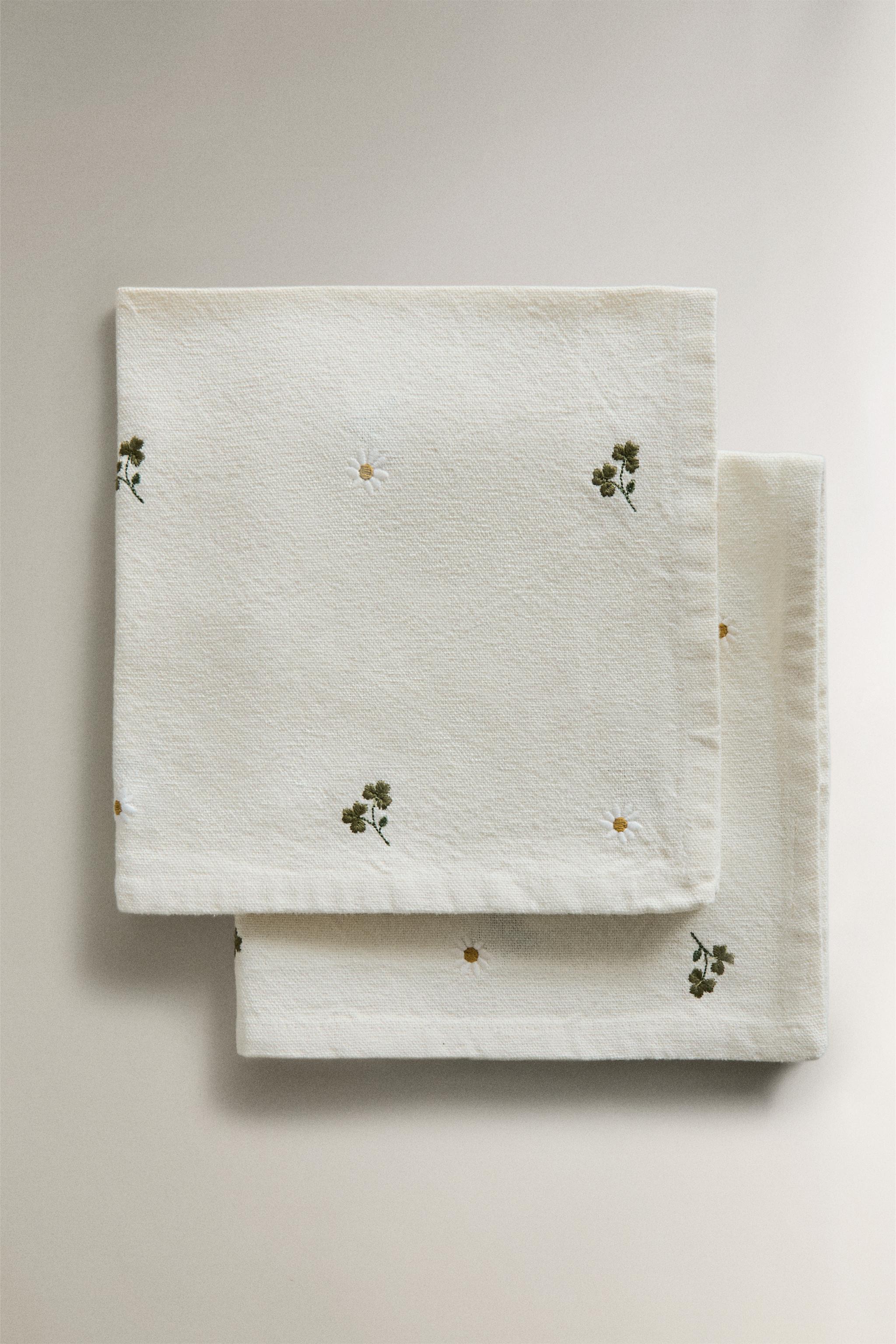 EMBROIDERED CLOVER AND DAISY NAPKINS (PACK OF 2)