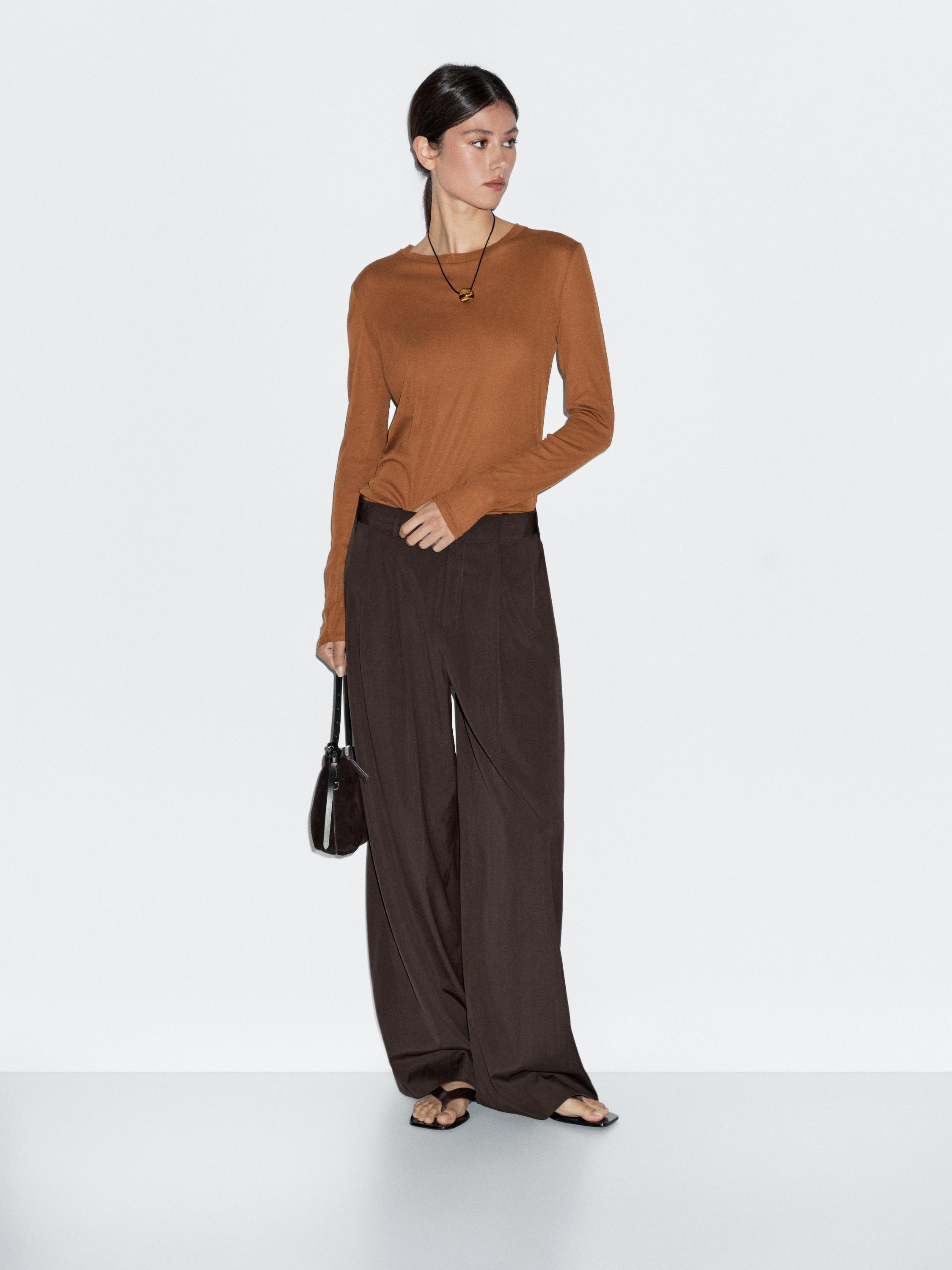 100% cotton T-shirt with neck detail