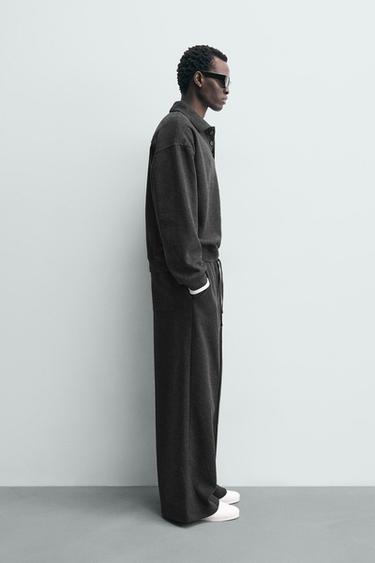 بنطلون رياضي بقصة واسعة بملمس - رمادي داكن الخاص بـ Zara