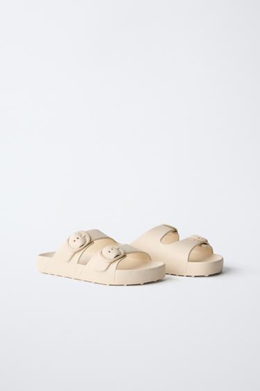 SANDALES EN CAOUTCHOUC À BOUCLES - Blanc écru de Zara - Image 1