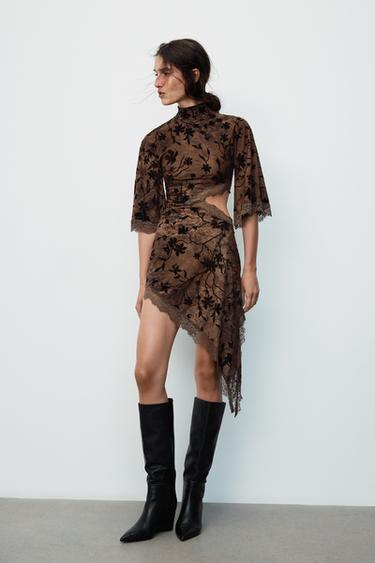 VESTIDO MINI FLOCADO ABERTURA - Marrón oscuro de Zara