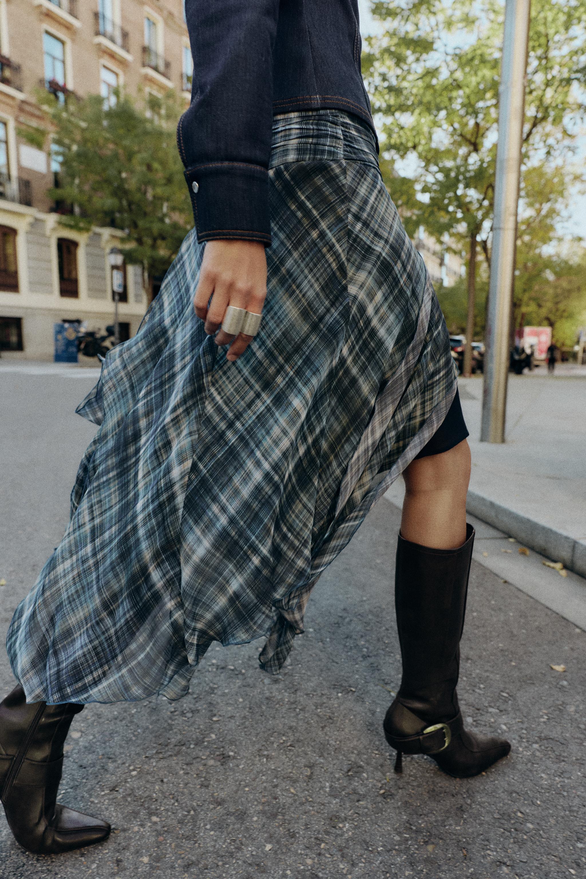 JUPE MI-LONGUE ASYMÉTRIQUE À CARREAUX