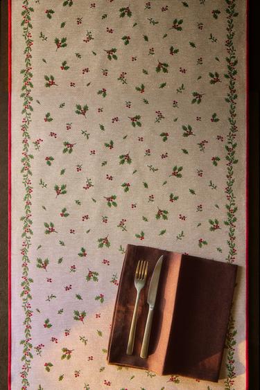 JACQUARD HOLLY CHRISTMAS TABLE RUNNER — Red 1