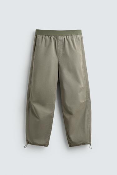 بنطلون باراشوت فيت مريح - كاكي فاتح الخاص بـ Zara