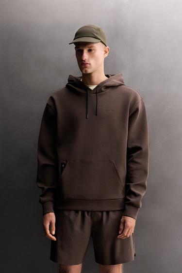 سويت شيرت تقني بغطاء رأس - البني الخاص بـ Zara