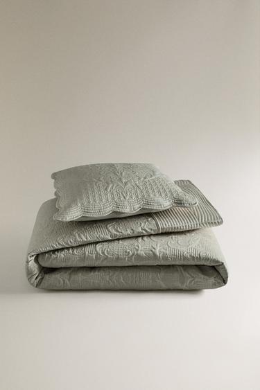 QUILTED QUILT WITH RAISED DESIGN - Light green by Zara