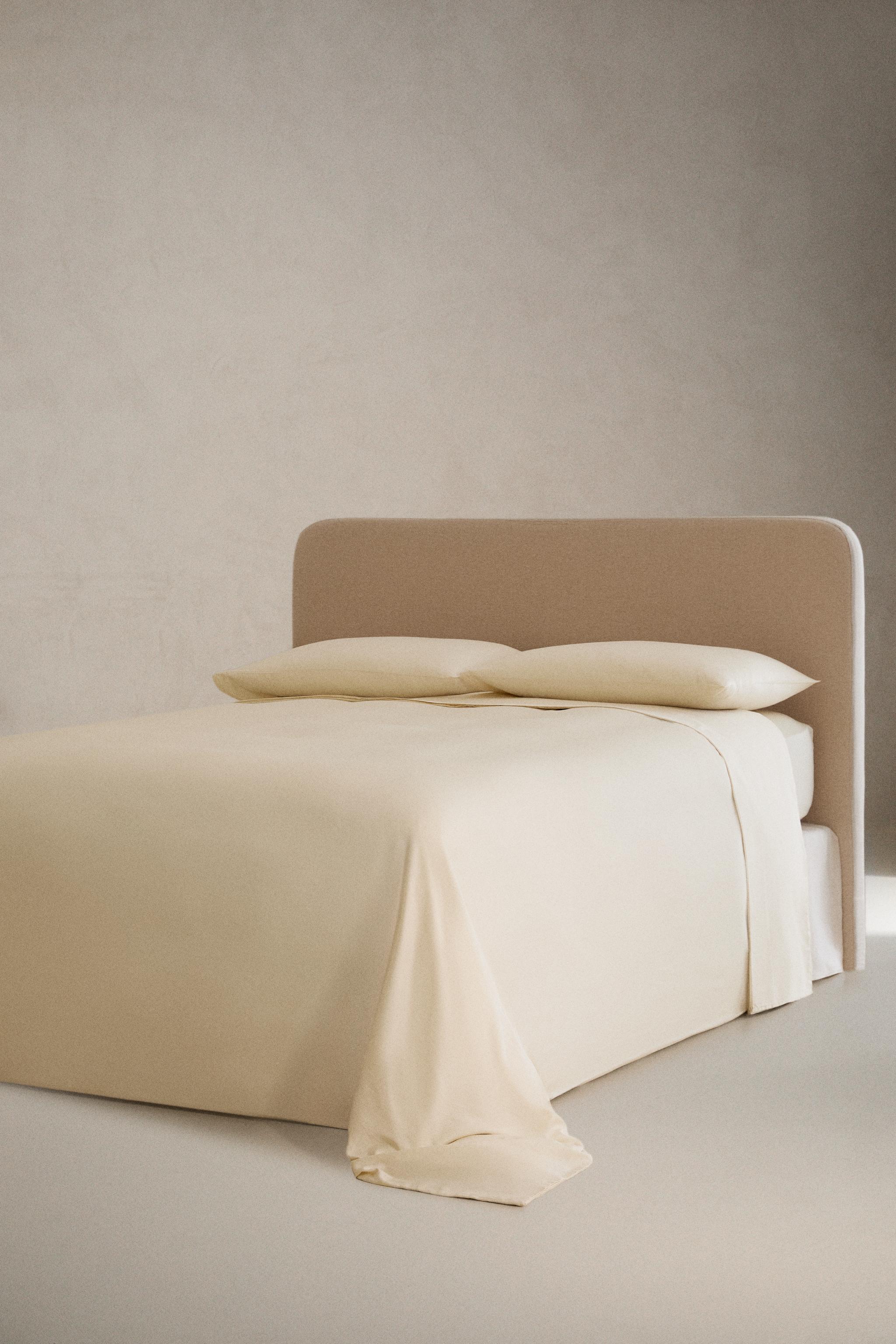 FADED-EFFECT SATEEN FLAT SHEET (300 THREAD COUNT) — Vanilla