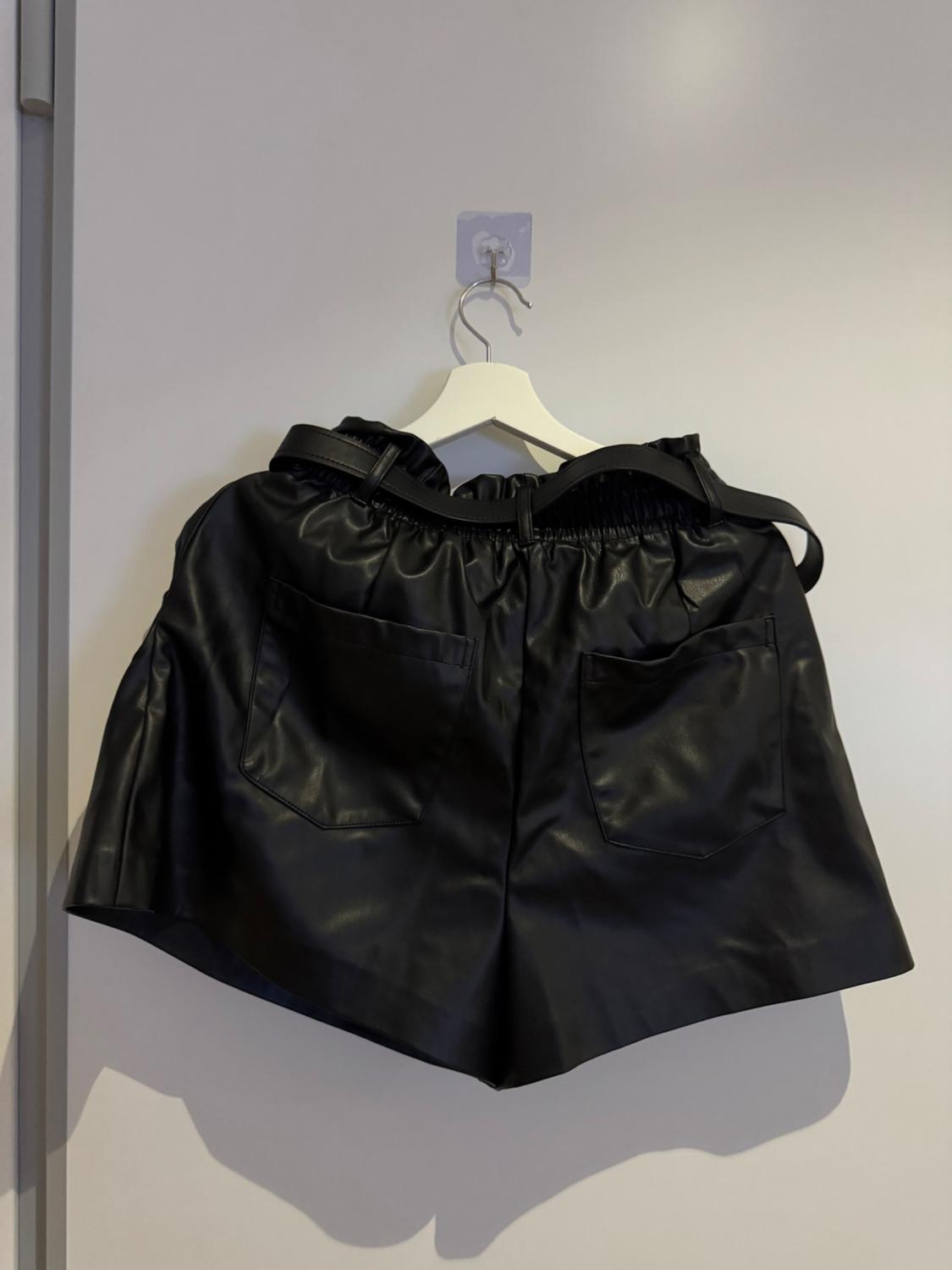 LEATHER EFFECT BELTED BAGGY BERMUDA SHORTS - Image 3